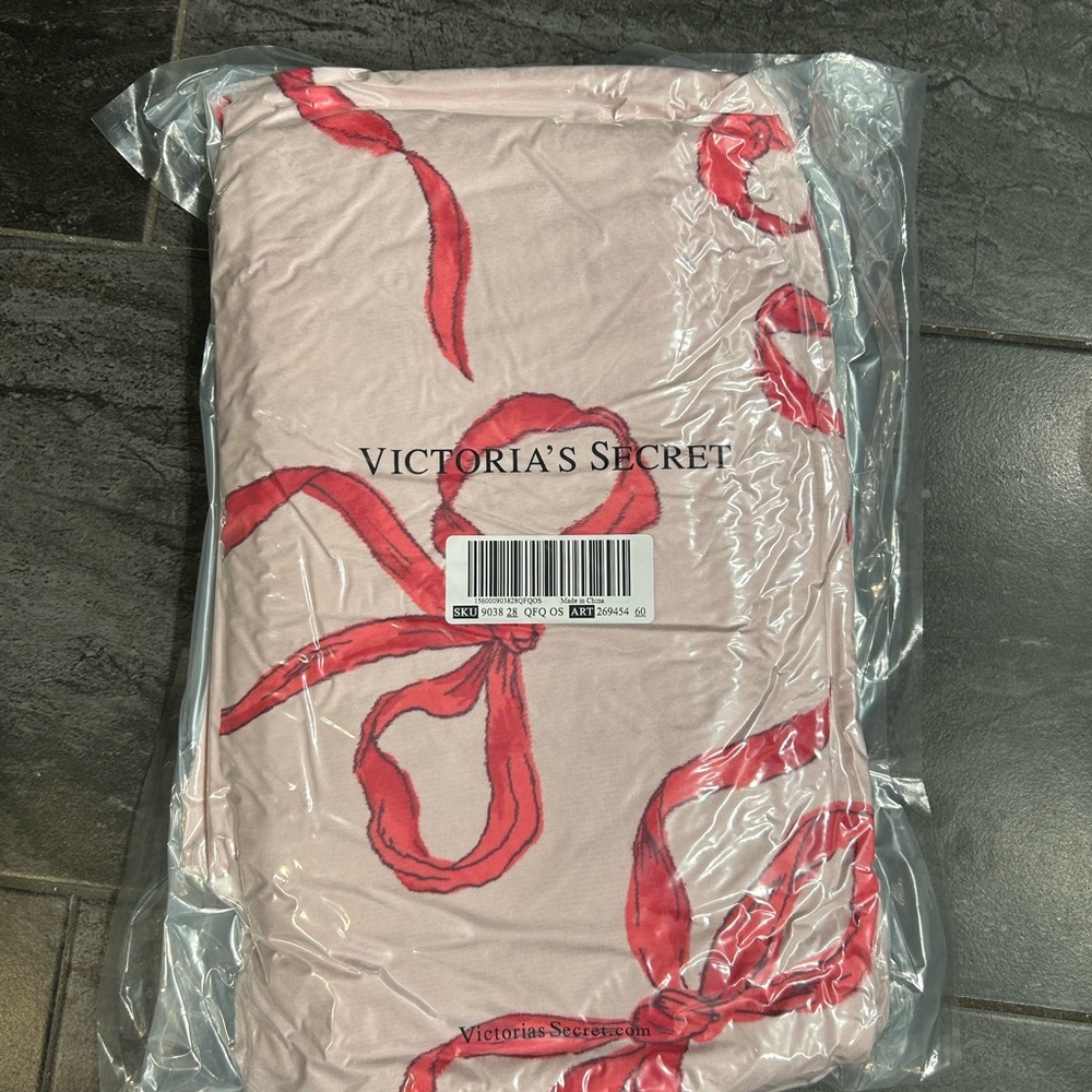 New Victoria's Secret Plush Pink Blanket with Red Bows